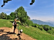49 Terminata la dura salita del 'Sentiero delle Rue' si aprono i panorami dei Prati Parini